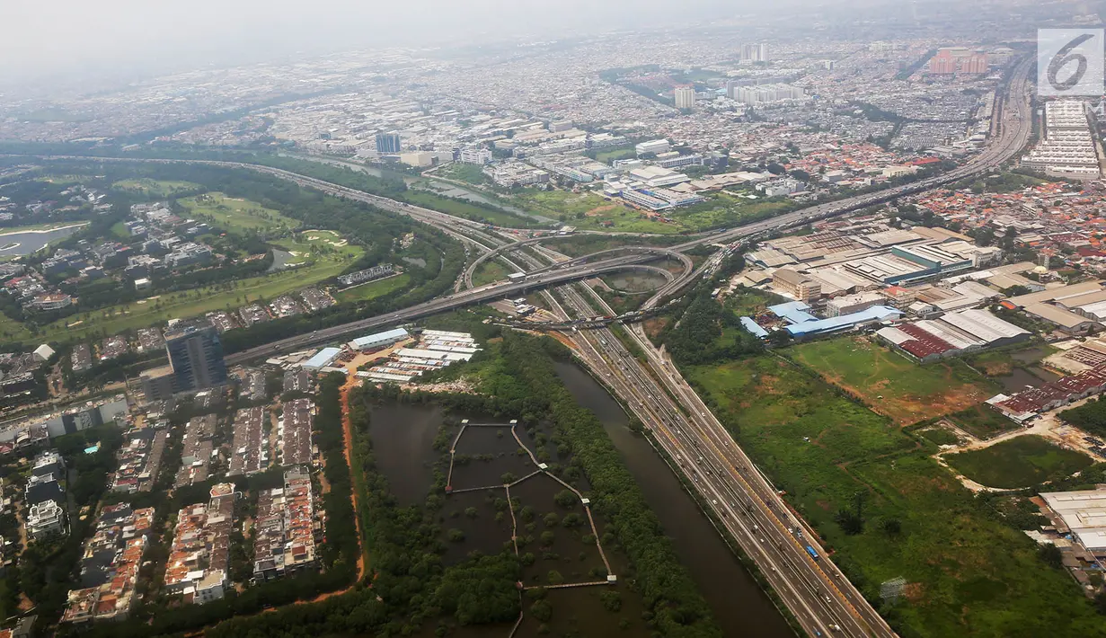 Pemandangan Kota Jakarta dilihat dari atas, Rabu (28/3). Menurut Wakil Gubernur DKI Jakarta Sandiaga Uno 70 persen warganya tergolong ke dalam masyarakat berpenghasilan rendah (MBR). (Liputan6.com/Immanuel Antonius)