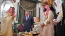 Raja Yordania Abdullah II (dua kiri) mendengarkan Raja Arab Saudi Salman bin Abdulaziz (kiri) berbicara dalam pertemuan untuk membahas krisis ekonomi Yordania di Mekah, Arab Saudi, Senin (11/6). (Bandar Al-Jaloud/Saudi Royal Palace/AFP)