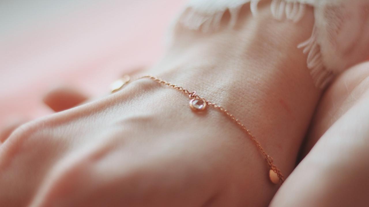 8 Gelang Rantai Twist untuk Ibu Muda, Tampil Elegan dengan Desain Mewah dan Kekinian