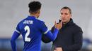Pelatih Leicester City, Brendan Rodgers (kanan), memberi selamat kepada pemainnya, bek James Justin usai laga lanjutan Liga Europa 2020/21 Grup G melawan AEK Athens di King Power Stadium, Kamis (10/12/2020). Leicester City menang 2-0 atas AEK Athens. (AFP/Ben Stansall)