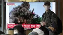 Sebuah layar TV menunjukkan gambar file peluncuran rudal Korea Utara selama program berita di Stasiun Kereta Api Seoul di Seoul, Korea Selatan, Senin (20/2/2023). Tidak ada laporan kerusakan pesawat atau kapal terkait peluncuran dua rudal Korea Utara pada Senin pagi. (AP Photo/Ahn Young-joon)