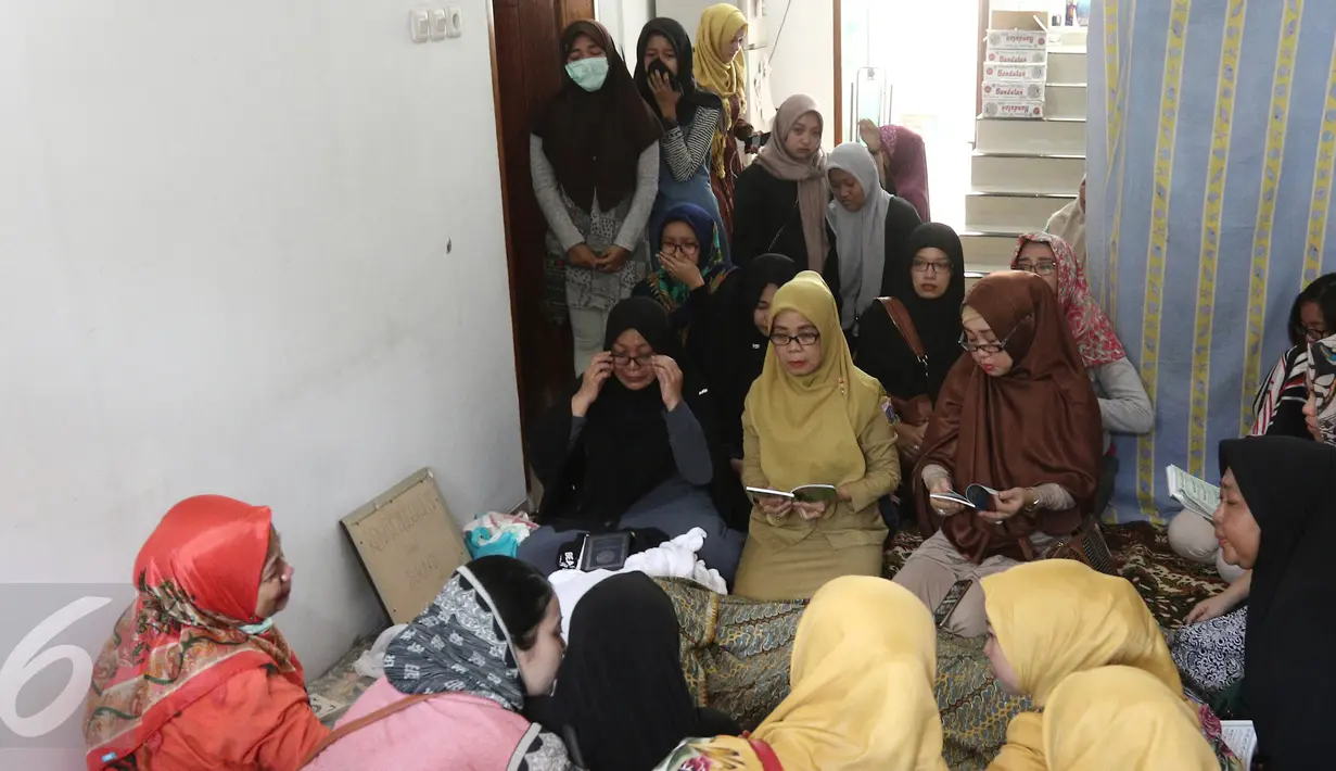 Kerabat dan keluarga melantunkan doa di samping jenazah pesinetron Renita Sukardi di rumah duka kawasan Pondok Kelapa, Jakarta, Senin (10/4). Renita Sukardi meninggal dunia saat menjalani perawatan di RSCM, pada Senin pagi. (Liputan6.com/Herman Zakharia)