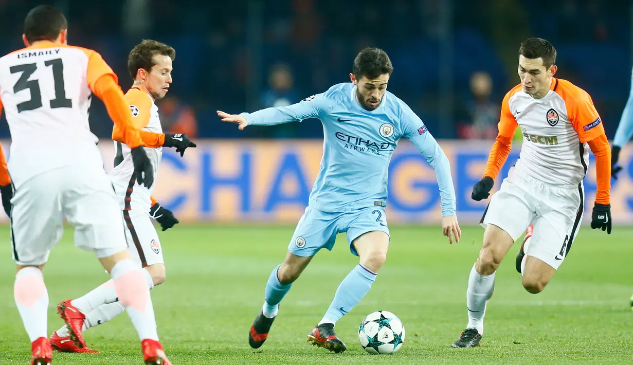 Pemain Manchester City, Bernardo Silva mengendalikan bola dengan kawalan pemain Shakhtar Donetsk pada matchday terakhir Grup F Liga Champions di Stadion Oblasny Sport Komplex Metalist, Kamis (7/12). Manchester City takluk 1-2. (AP / Efrem Lukatsky)