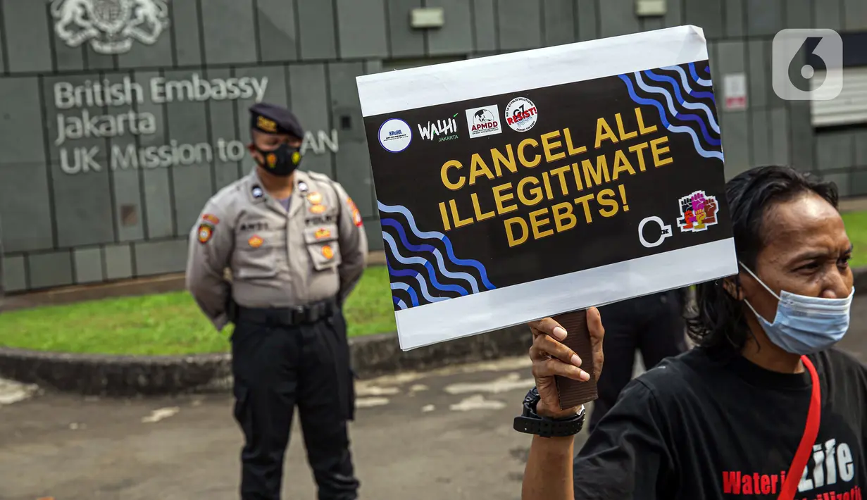 Massa yang tergabung dalam Walhi DKI Jakarta dan KRuHa menggelar aksi protes simbolik di depan Kedutaan Besar Inggris, Jakarta, Jumat (11/6/2021). Pembatalan utang dapat mengurangi beban anggaran publik untuk digunakan sebagai dana kelangsungan hidup masyarakat. (Liputan6.com/Faizal Fanani)
