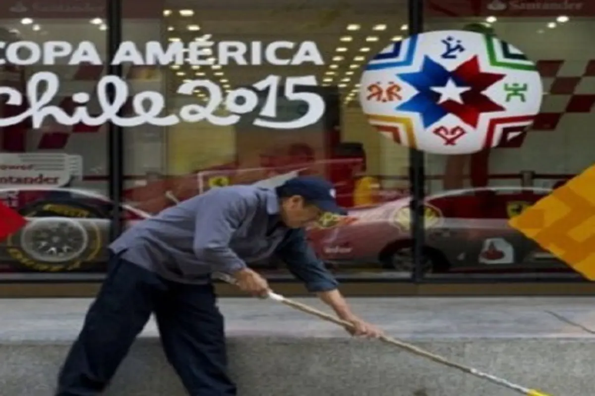 Iklan Copa Amerika 2015 terpampang di Ibu Kota Chili, Santiago (17/04)