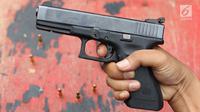 Pistol Glock 17 yang digunakan dalam uji coba senjata terkait kasus peluru nyasar ke Gedung DPR di Mako Brimob, Depok, Selasa (23/10). Uji coba dilakukan menggunakan sasaran kaca setebal 6 milimeter dengan jarak 300 meter. (Liputan6.com/Immanuel Antonius)