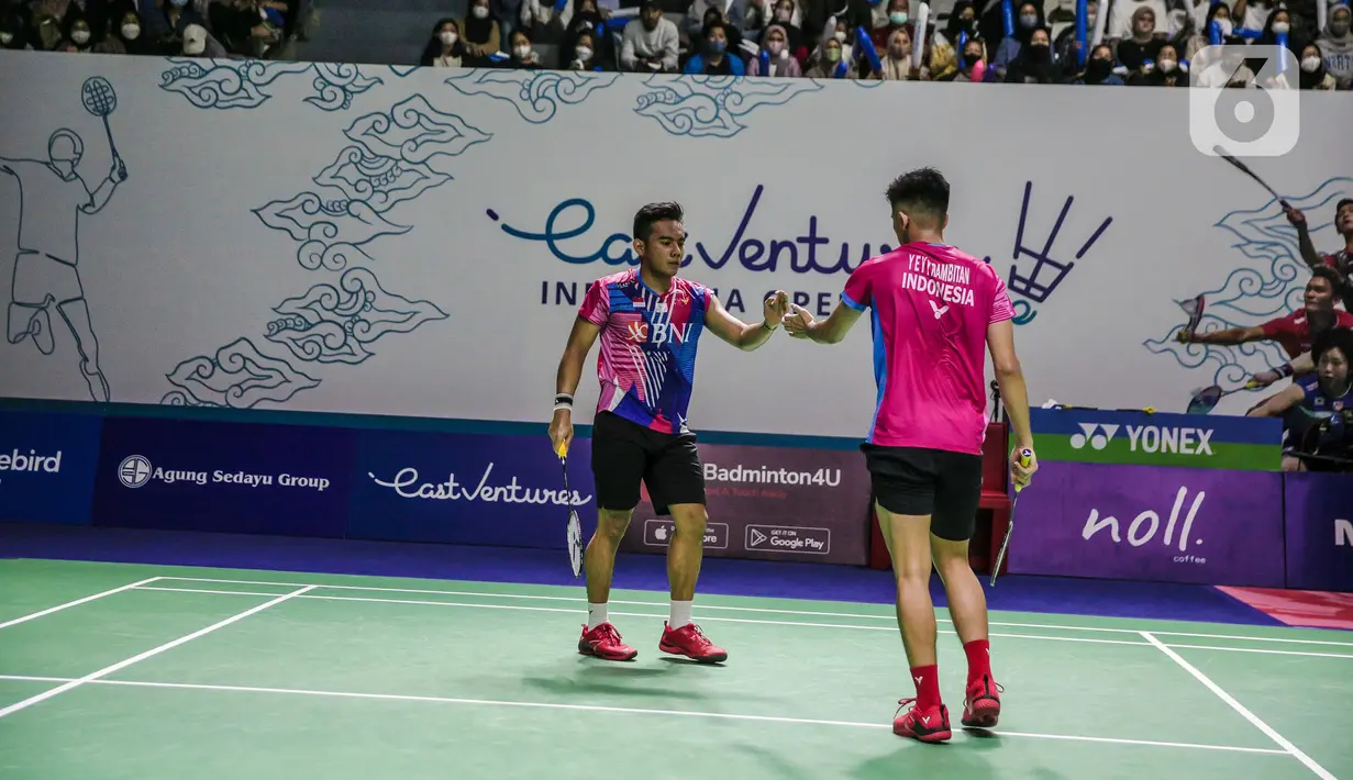 Ganda putra Indonesia Pramudya Kusumawardana/Yeremia Rambitan berselebrasi usai memasukan poin saat bertanding melawan Ben Lane/Sean Vendy dari Inggris dalam Indonesia Open 2022 di Istora Senayan, Jakarta, Rabu (15/6/2022). Pramudya Kusumawardana/Yeremia Rambitan menang dengan skor 21-19, 21-15. (Liputan6.com/Faizal Fanani)