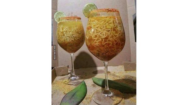 5 Aksi Nyeleneh Makan Pakai Gelas Ini Bikin Geleng Kepala