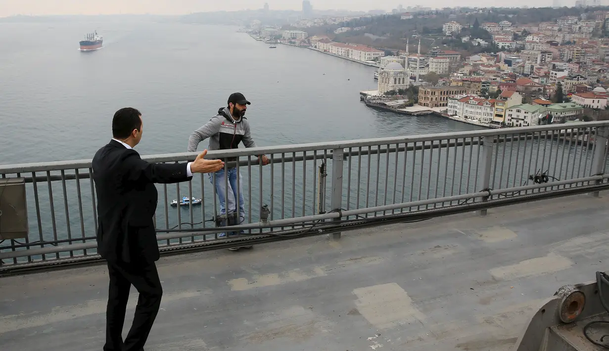 Pasukan pengamanan presiden menggiring seorang pria bernama Vezir Catras, yang hendak melompat dari jembatan Bosphorus saat iring-iringan Presiden Tayyip Erdogan melintas di Istanbul, Turki, (26/12/2015). (Reuters)