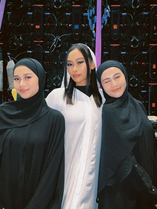Aaliyah Massaid yang hadir sebagai muse tampak menawan dibalut gamis dan pashmina serba hitam. [@snap.nuel/@rezartemeviaofficial/@ochiipramita]