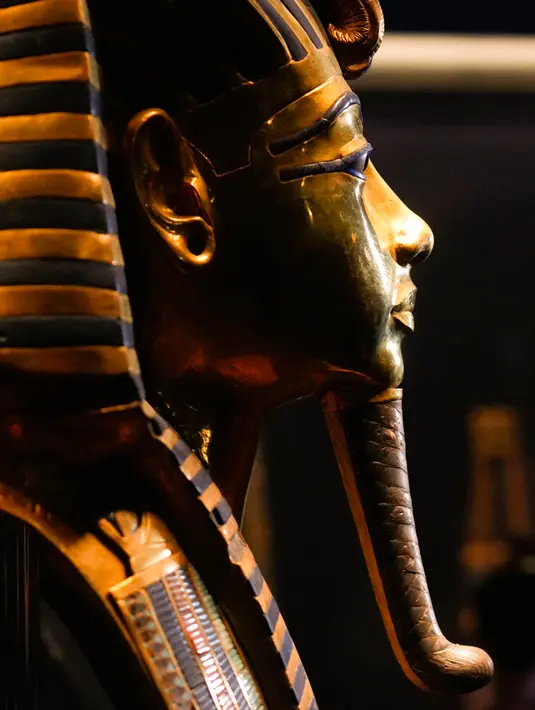 Topeng emas Raja Tutankhamun dipajang saat perayaan untuk menghormati Hari Pariwisata Dunia dan peringatan 200 tahun Egyptology sebagai ilmu di Museum Mesir, Kairo, Mesir, 27 September 2022. (AP Photo/Amr Nabil)