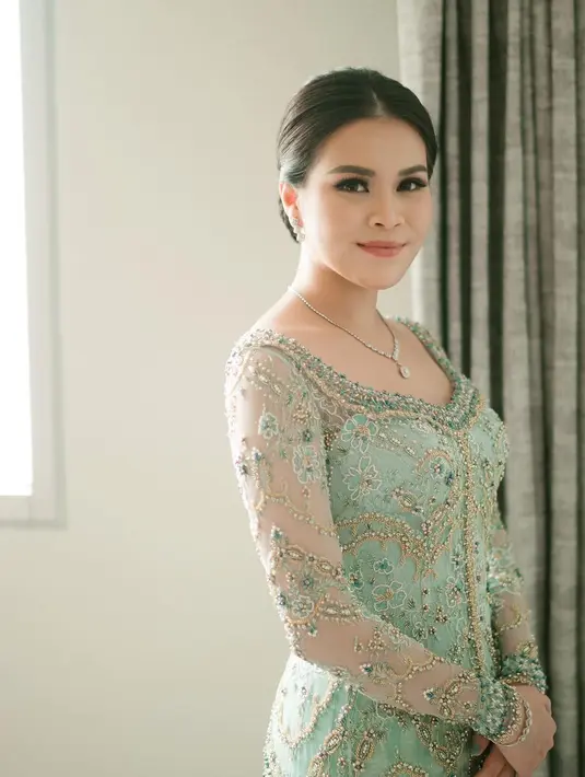 Di acara pertunangan adat Batak, Chen Giovani juga tampil menawan dalam balutan kebaya. Kembali memilih kebaya berwarna hijau yang sangat cantik, makeup Chen Giovani juga memukau. Pulasan makeup bernuansa oranye yang lembut sempurna membaur dengan gaya rambut disanggul rapi, menghasilkan clean look yang penuh pesona. [Foto: Instagram/chengiovanis]
