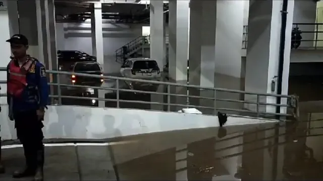 Penampakan Banjir di Apartemen Serpong Garden di Desa Cibogo, Kecamatan Cisauk, Kabupaten Tangerang