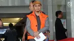 Adik Bupati nonaktif Kabupaten Mesuji Khamami, Taufik Hidayat meninggalkan gedung KPK seusai menjalani pemeriksaan di Jakarta, Kamis (18/4). Taufik diperiksa sebagai tersangka terkait kasus dugaan suap pembangunan proyek-proyek infrastruktur di Dinas PUPR Kabupaten Mesuji. (merdeka.com/Dwi Narwoko)