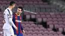 Striker Barcelona berbincang dengan penyerang Juventus, Cristiano Ronaldo, pada laga Liga Champions di Stadion Camp Nou, (8/12/2021). (AFP/Josep Lago)