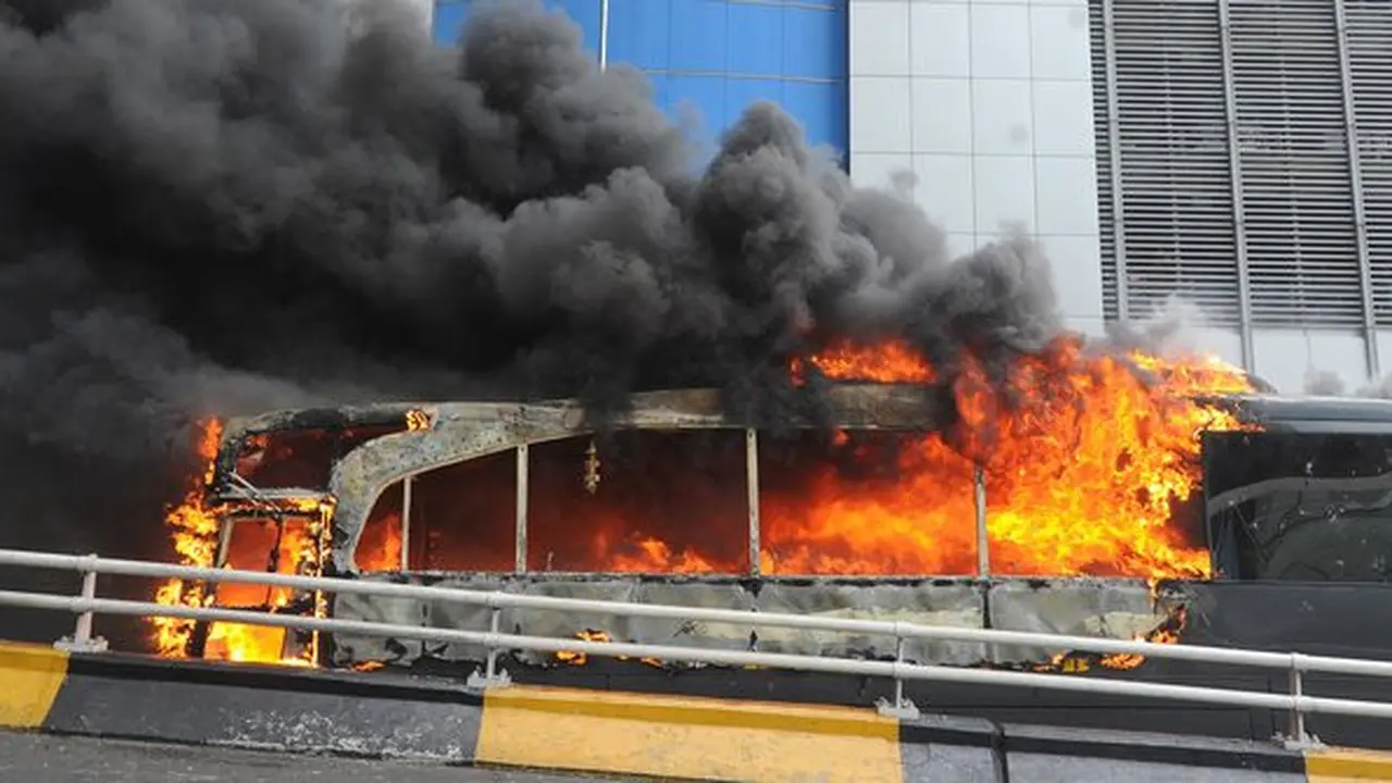 us polisi dibakar massa di Slipi. ©2019 Merdeka.com/Arie Basuki