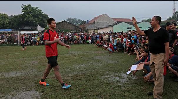 Pemain Persib Bandung Ahmad Jufrianto gagal melakukan eksekusi penalti saat ia bermain tarkam di Ciputat, Tangerang Selatan.
