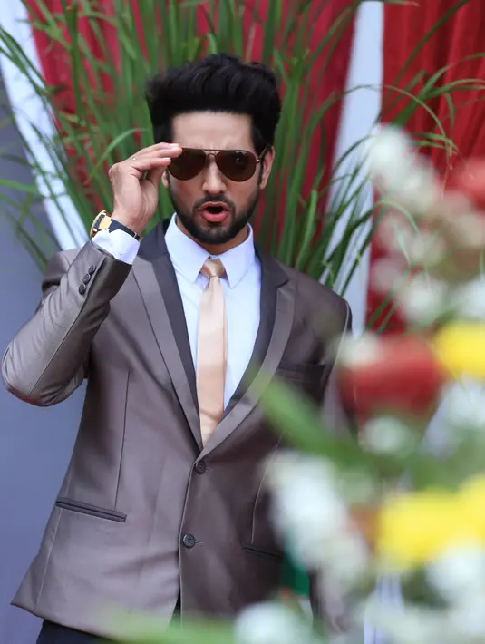 Banyak kesan didapat selama beberapa hari di Indonesia. Pemeran Ranveer dan Ishani, Shakti Arora dan Radhika Madan itu tiba di Jakarta pada Sabtu (4/3). Setelah ketemu dengan para penggemarnya, ia kembali pada Selasa (7/3). (Adrian Putra/Bintang.com) 