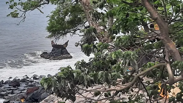 Batu Perahu di Buleleng di Bawah Pura Ponjok Batu