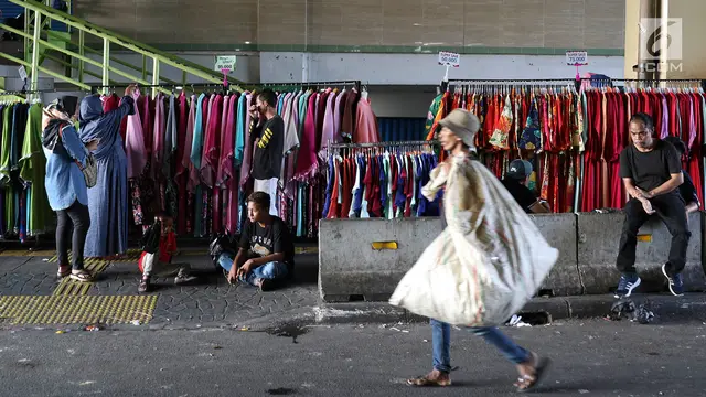 Pasar Tanah Abang Masih Tutup, Pedagang Berjualan di Luar Gedung