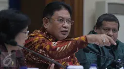 Direktur Utama Taspen, Iqbal Latanro (tengah) saat memaparkan kinerja kerja PT Taspen di Jakarta, (22/2). ini melebihi target Rencana Kerja Anggaran Perusahaan (RKAP) yang ditetapkan sebesar Rp569,98 miliar atau 101,39 %. (Liputan6.com/Angga Yuniar)