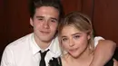 Para penggemar pun dipenuhi rasa tanya sai foto Brooklyn Beckham berciuman dengan model Playboy tersebar. Bagaimana dengan Chloe Grace Moretz? (Getty Images/Cosmopolitan)