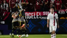 Para pemain Juventus merayakan gol Luiz Da Silva Danilo ke gawang AC Milan pada laga uji coba pramusim bertajuk Soccer Champios Tour di Dignity Health Sports Park, Carson, California, Amerika Serikat, Jumat (28/7/2023). Juventus menang dramatis atas AC Milan dengan kemenangan 4-3 lewat adu penalti setelah bermain imbang 2-2 pada waktu normal. (AP Photo/Ashley Landis)