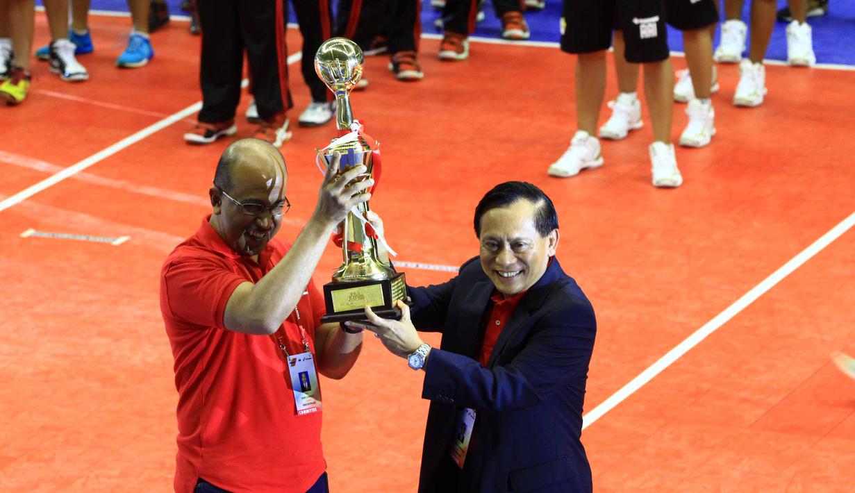 Ketua Umum PBVSI, Imam Sudjarwo, memberikan piala bergilir Proliga kepada Direktur Proliga, Hanny S. Surkatty, pada Pembukaan Proliga 2016 putaran pertama di GOR Ken Arok, Malang, Jumat (19/2/2016). (Bola.com/Nicklas Hanoatubun)