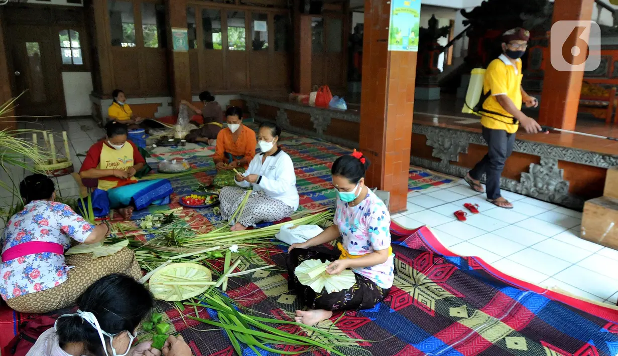 Umat Hindu Dhama melakukan penyemprotan desinfektan menjelang Hari Raya Nyepi Tahun Baru Saka 1943 dalam kawasan pura di Pura Amerta Jati Cinere, Depok, Jumat (12/03/2021). Perayaan nyepi tahun ini dilakukan dengan mencegah kerumunan tanpa adanya pawai ogoh-ogoh. (merdeka.com/Arie Basuki)