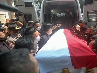 Jenazah almarhum Menpan RB Tjahjo Kumolo dinaikkan ke mobil ambulans untuk dibawa menuju Rumah Dinas Widya Candra dari Rumah Sakit Abdi Waluyo, Jakarta, Jumat (1/7/2022). Tjahjo Kumolo meninggal dunia di RS Abdi Waluyo karena sakit infeksi paru-paru yang diderita. (Liputan6.com/Faizal Fanani)