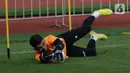 Penjaga gawang timnas Indonesia, Nadeo Argawinata saat latihan jelang laga perdana Piala AFF 2022 di Stadion Utama Gelora Bung Karno, Jakarta, Selasa (20/12/2022). Timnas Indonesia akan berjuang pada turnamen Piala AFF 2022. Timnas Indonesia tergabung di grup A bersama Kamboja, Brunei Darussalam, Filipina, dan Thailand. (Liputan6.com/Helmi Fithriansyah)