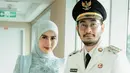 Kebaya biru dengan kodel klasik juga bisa menjadi opsi sempurna untuk kebaya hijab. Oaduan selendang semakin menambah aksi gaya yang sempurna.  [Foto: Instagram/ Syahnaz Sadiqah]