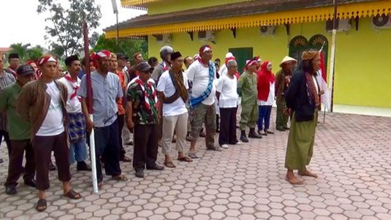 Hari Pahlawan, staf kecamatan di Medan pakai kostum a la pejuang