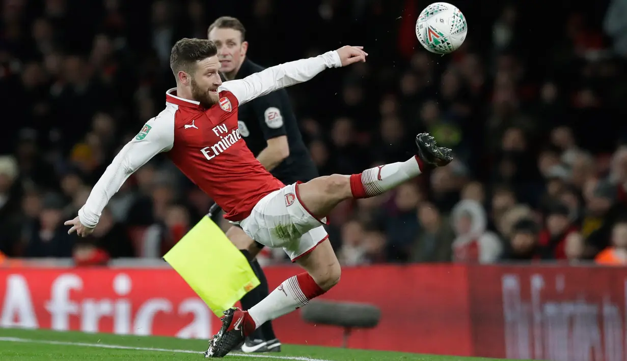Pemain Arsenal Shkodran Mustafi menguasai bola saat bertandnag ke markas Chelsea pada laga leg kedua babak semifinal Piala Liga di Stadion Emirates, Kamis (25/1). Tiket final Piala Liga jatuh ke tangan Arsenal usai menang 2-1. (AP/Matt Dunham)