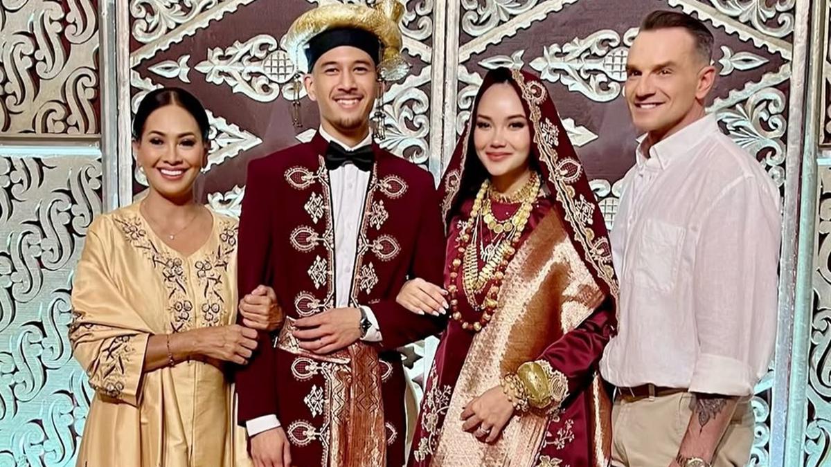 7 Potret Resepsi Alexandra Kakak Alyssa Daguise di Jakarta, Pakai Adat Koto Gadang