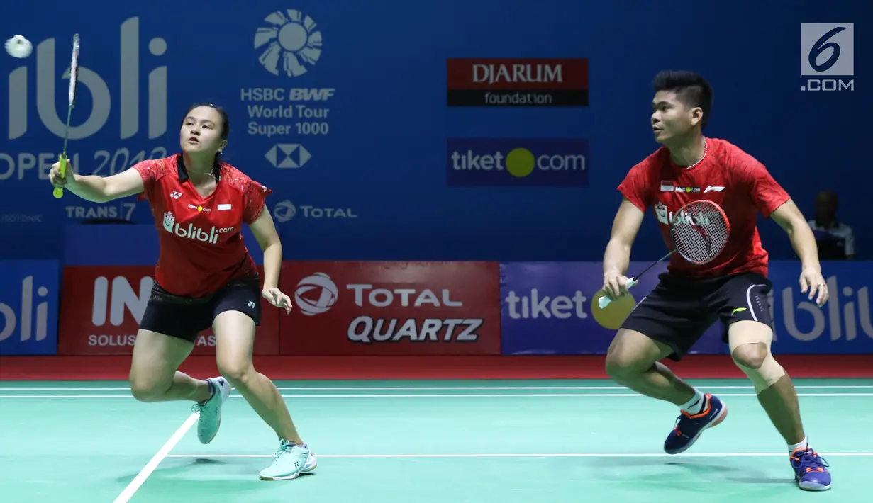 Ganda campuran Indonesia, Praveen Jordan/Melati Daeva Oktavianti mengembalikan kok ke arah Lee Chun Hei Reginald/Chau Hoi Wah (Hong Kong) pada Indonesia Open 2018 di Istora GBK Jakarta, (3/7). (Liputan6.com/Helmi Fithriansyah)