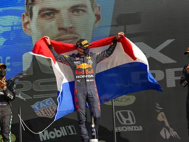 Pebalap Red Bull Max Verstappen tampil memukau usai berhasil meraih kemenangan ketujuh di musim 2021. Verstappen sukses merajai balapan F1 GP Belanda. (Foto: AP/Francisco Seco)
