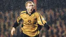 Paul Scholes. Gelandang Inggris berusia 47 tahun yang pensiun Juli 2013 bersama MU, satu-satunya klub yang diperkuat selama 20 musim sejak 1993/1994. Ia mencetak 2 gol di laga debutnya saat MU menang 2-1 atas tuan rumah Port Vale di putaran kedua Piala Liga Inggris (21/9/1994). (AFP/Adrian Dennis)