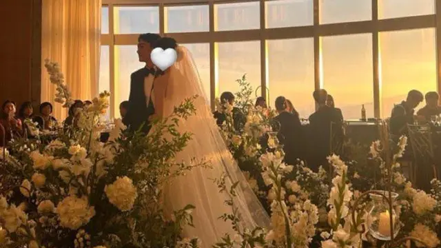 6 Potret Gaya Chen dan Sang Istri di Resepsi Pernikahan, Ramai Dihadiri Member EXO