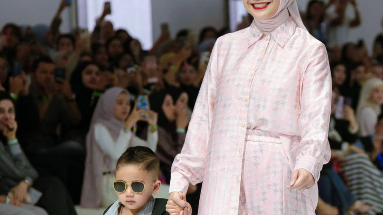 7 Potret Artis Saat Jakarta Fashion Week 2025: Muse Memukau dari Raisa Hingga Luna Maya!