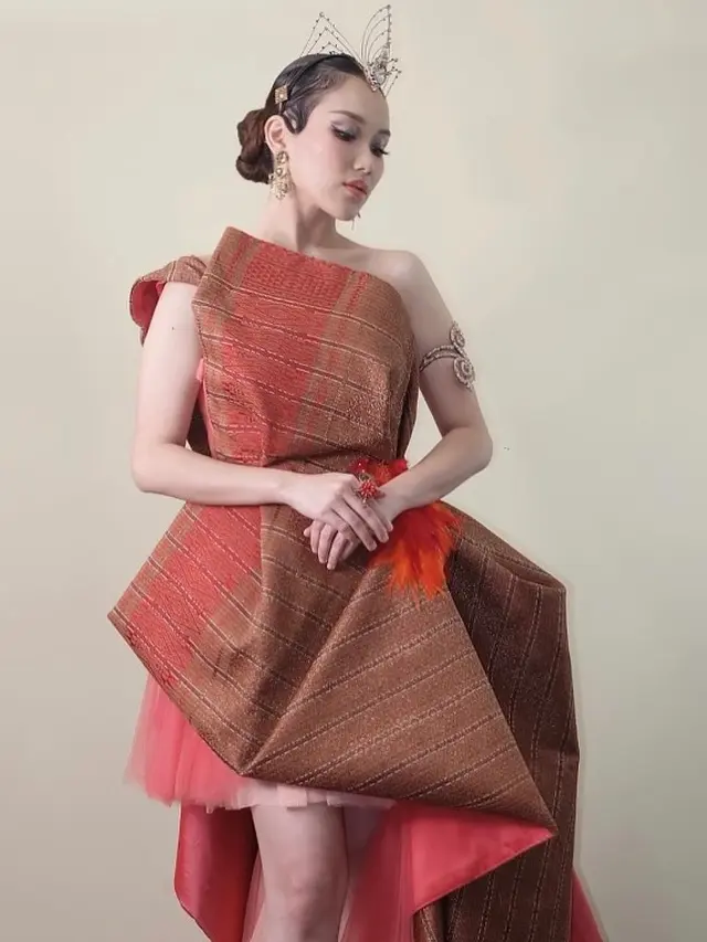 Ayu Ting Ting dengan busana nuansa etnik (Instagram/ayutingting92)