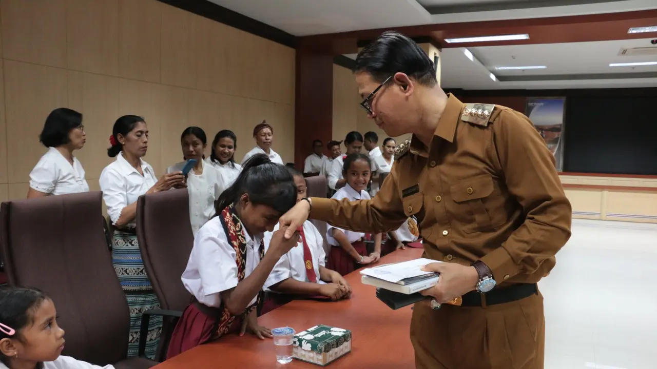 Penjabat Gubernur NT, Andriko N. Susanto saat memberikan selamat kepada para siswa pemenang kompetisi hallo of fame abacis brain gym 2024