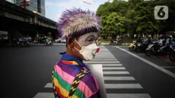 Angggota Komunitas Aku Badut Indonesia (ABI) melakukan aksi kampanye di kawasan Cilandak, Jakarta Selatan, Senin (12/7/2021). Mereka mengajak masyarakat agar menggunakan masker untuk kepentingan bersama dan mengurangi lonjakan kasus COVID-19. (Liputan6.com/Johan Tallo)