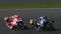Persaingan Valentino Rossi dan Andrea Dovizioso pada MotoGP Qatar 2015. (Crash)
