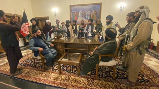 <span>Pejuang Taliban menguasai Istana Kepresidenan Afghanistan di Kabul, Afghanistan, Minggu (15/8/2021). Taliban menduduki Istana Kepresidenan Afghanistan setelah Presiden Afghanistan Ashraf Ghani melarikan diri dari negara itu. (AP Photo/Zabi Karimi)</span>
