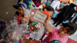 Perayaan Paskah pinggiran jalan seberang Istana Merdeka tersebut terpaksa dilakukan karena kedua gereja jemaat tersebut masih disegel. (Liputan6.com/Faizal Fanani)