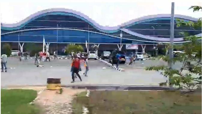 Massa Aksi Rusak Fasilitas di Bandara Sorong, Papua (Foto: Istimewa)