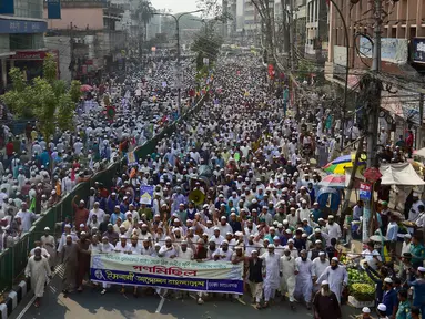 Warga Muslim Bangladesh berunjuk rasa di depan Mahkamah Agung, Dhaka, Jumat (3/3). Mereka menyerukan Patung Themis yang dipasang di Mahkamah Agung harus dihancurkan atau dihilangkan. (AFP PHOTO / Stringer)
