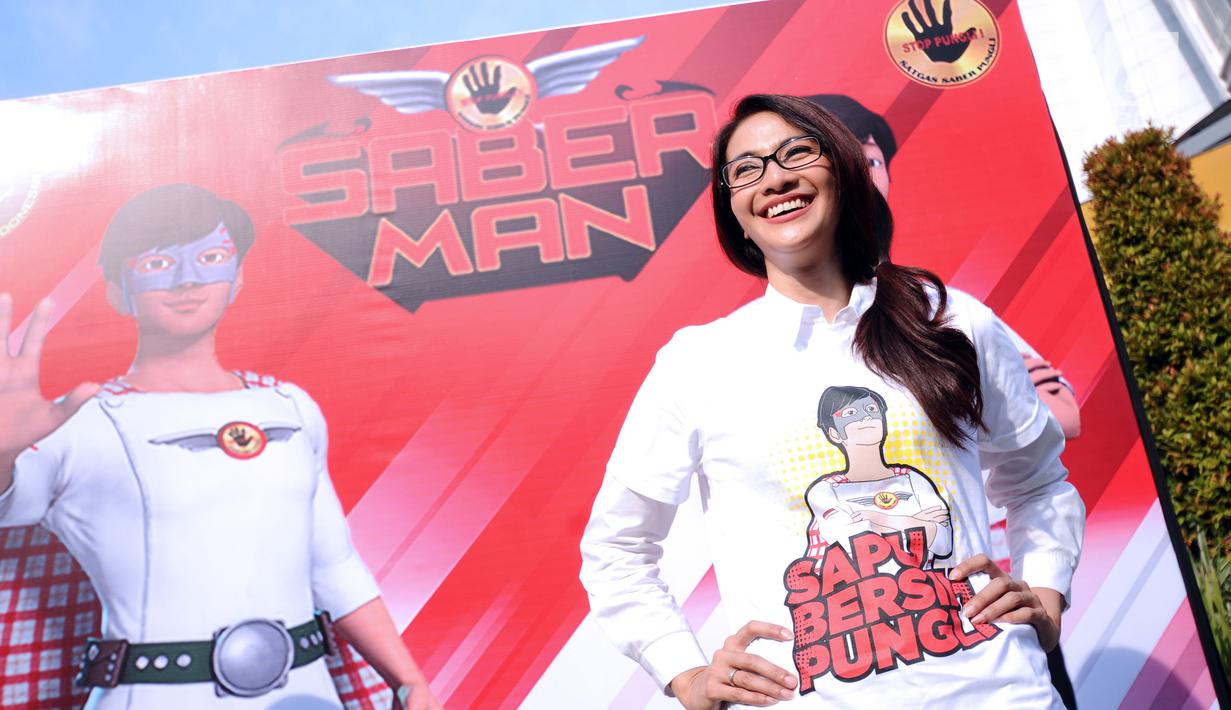 Artis Maudy Koesnaedi berpose usai social community gathering Satgas Saber Pungli di Jakarta, Minggu (17/9). Kemenko Polhukam meluncurkan maskot dan melakukan sosialisasi satgas saber pungli. (Liputan6.com/Helmi Fithriansyah) 