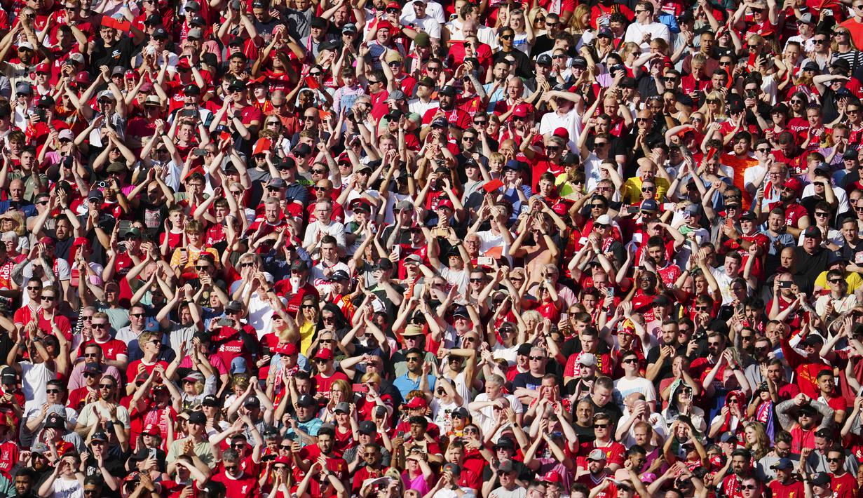 Suporter memberikan penghormatan kepada pelatih Liverpool, Jurgen Klopp, saat seremoni perpisahan setelah laga melawan Wolverhampton Wanderers pada pekan terakhir Liga Inggris di Stadion Anfield, Minggu (19/05/2024). (AP Photo/Jon Super)